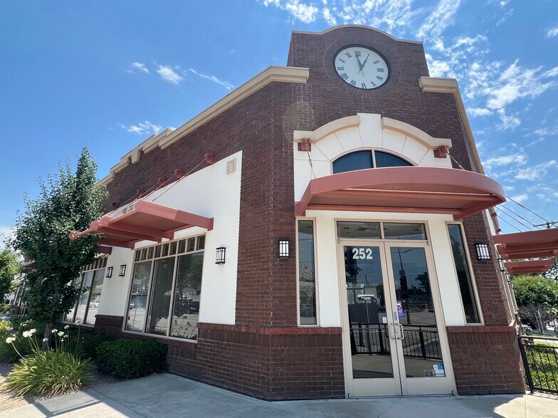 242-252 W Foothill Blvd, Monrovia, CA à louer - Photo de l’immeuble – Image 2 sur 8