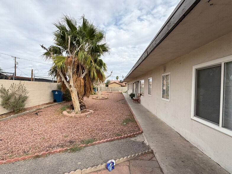 2252 Ellis St, North Las Vegas, NV à vendre - Photo de l’immeuble – Image 2 sur 13