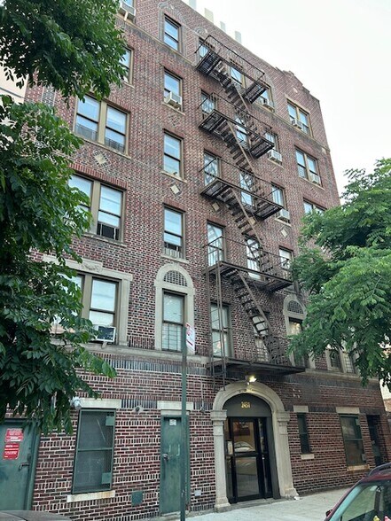 2431 Crotona Ave, Bronx, NY à vendre - Photo de l’immeuble – Image 2 sur 10
