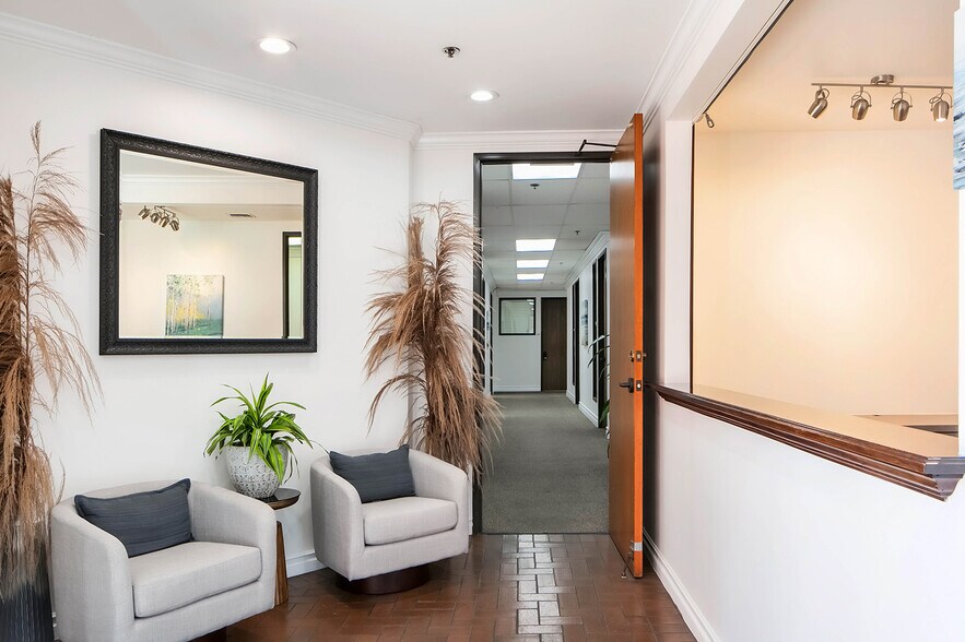 5001 Birch St, Newport Beach, CA à vendre - Photo intérieure – Image 2 sur 13