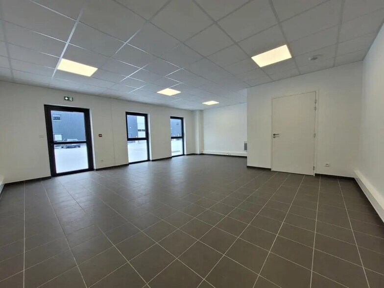 Industriel/Logistique dans Croissy-Beaubourg à louer - Photo de l’immeuble – Image 1 sur 3