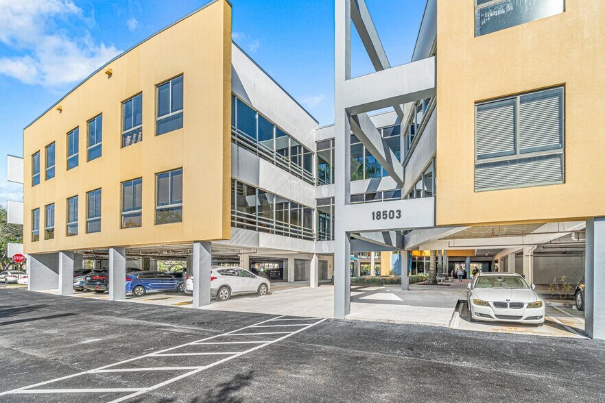 18503 Pines Blvd, Pembroke Pines, FL à louer - Photo de l’immeuble – Image 3 sur 24