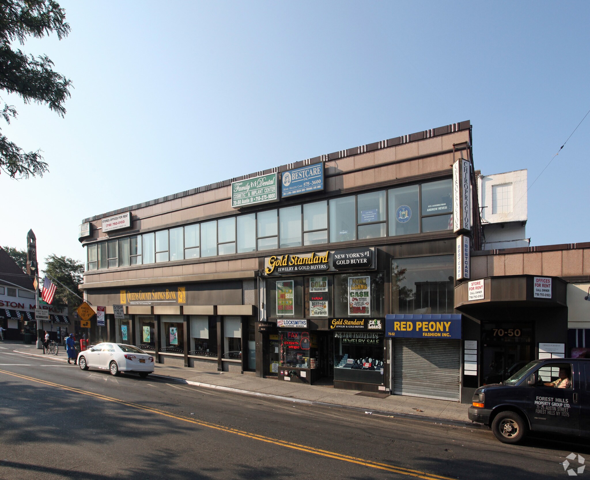 7050 Austin St, Forest Hills, NY à louer Photo de l’immeuble– Image 1 sur 4