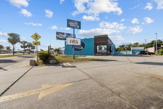 3350 Tyrone Blvd N, Saint Petersburg, FL à louer Photo de l’immeuble– Image 1 sur 11