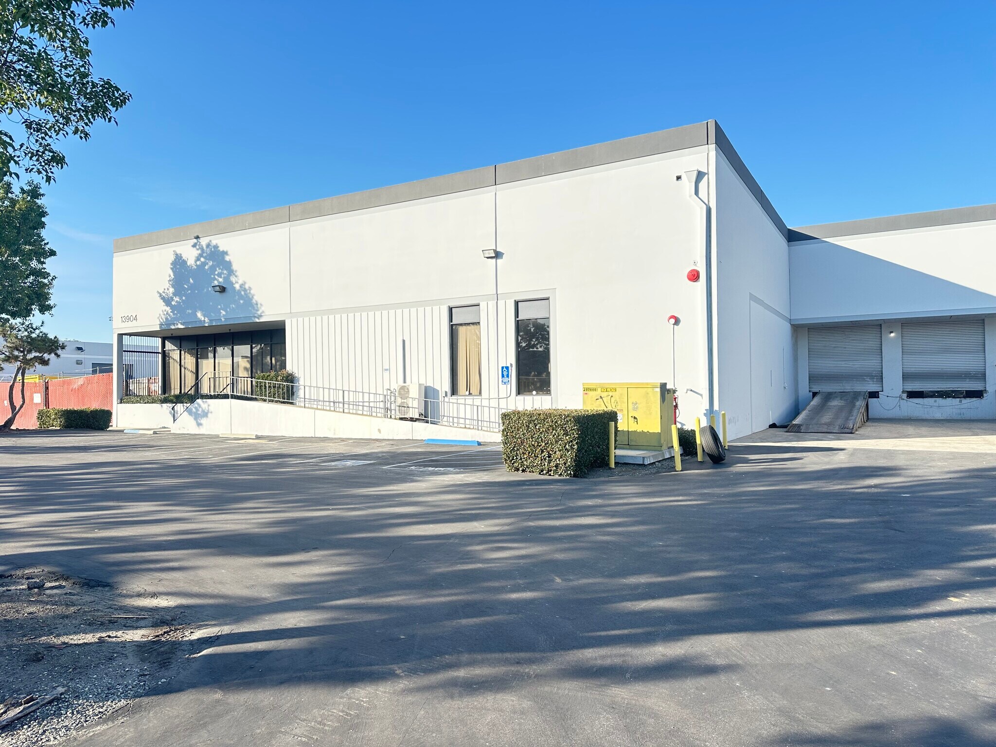 13904 Maryton Ave, Santa Fe Springs, CA à louer Photo principale– Image 1 sur 16