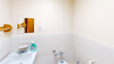 7819 18th Ave, Brooklyn, NY à louer Photo de l’immeuble– Image 2 sur 9