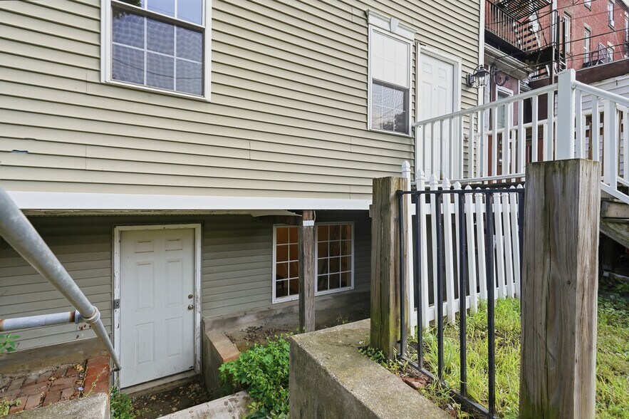 10 Eastman Ter, Poughkeepsie, NY à vendre - Photo de l’immeuble – Image 2 sur 39