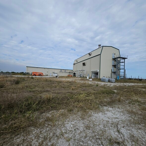 750 154th Ave Ave, Vero Beach, FL à vendre - Photo de l’immeuble – Image 2 sur 18