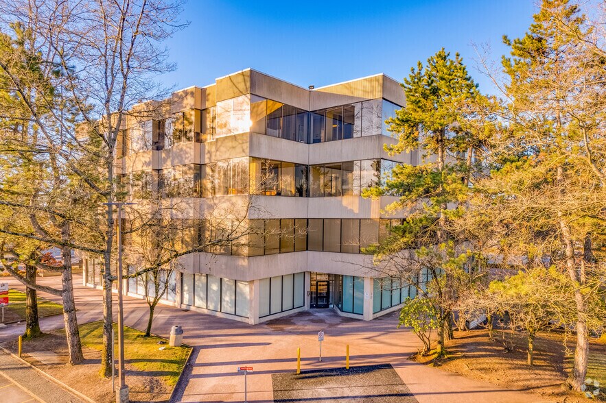 15225 104th Ave, Surrey, BC à louer - Photo de l’immeuble – Image 2 sur 4