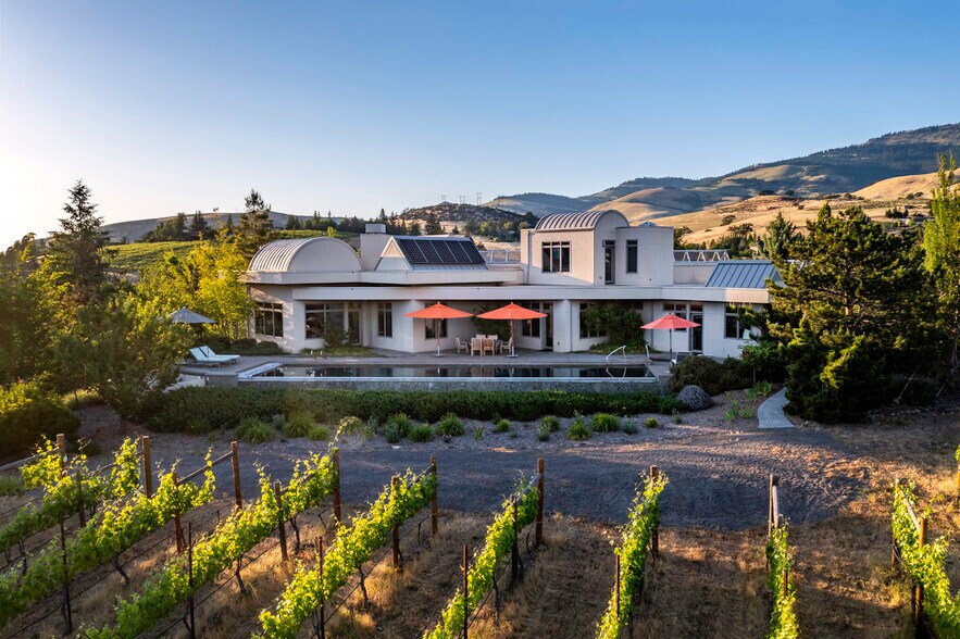 786 Pompadour Dr, Ashland, OR à vendre - Photo principale – Image 1 sur 83