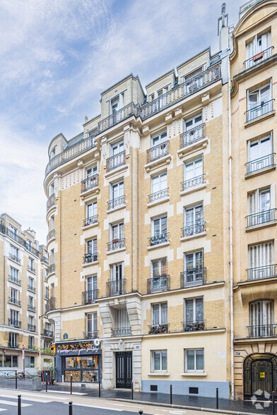 Immeuble residentiel dans Paris à vendre - Photo de l’immeuble – Image 3 sur 4