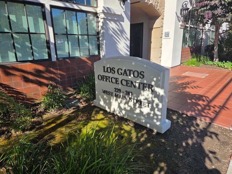 229 W Main St, Los Gatos, CA à vendre - Photo de l’immeuble – Image 2 sur 13