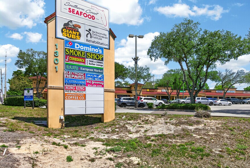 1301 Monument Rd, Jacksonville, FL à louer - Photo de l’immeuble – Image 3 sur 5