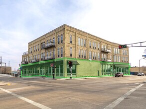 2 N 8th St, Manitowoc, WI à louer Photo de l’immeuble– Image 1 sur 9