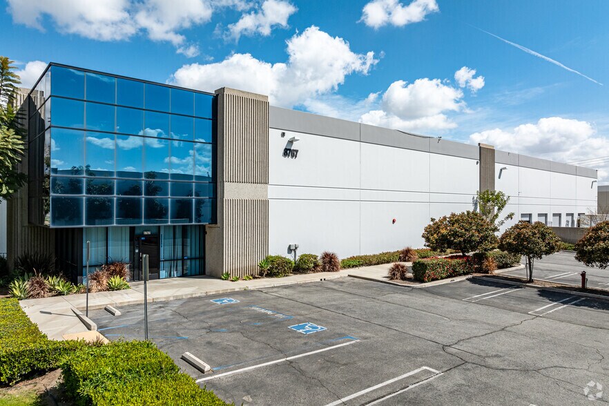 8767 Rochester Ave, Rancho Cucamonga, CA à louer - Photo principale – Image 1 sur 7