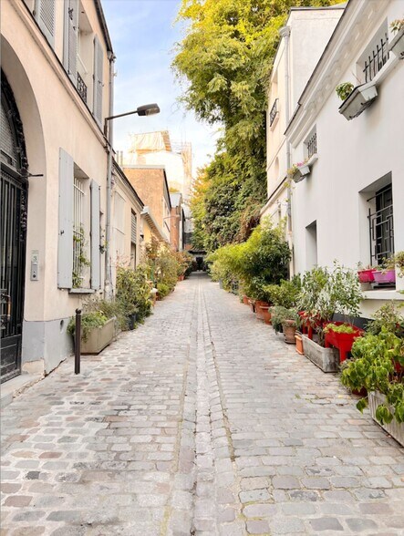  dans Paris à vendre - Photo de l’immeuble – Image 1 sur 10