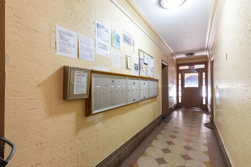 1570 66th St, Brooklyn, NY à vendre - Hall d’entrée – Image 3 sur 23