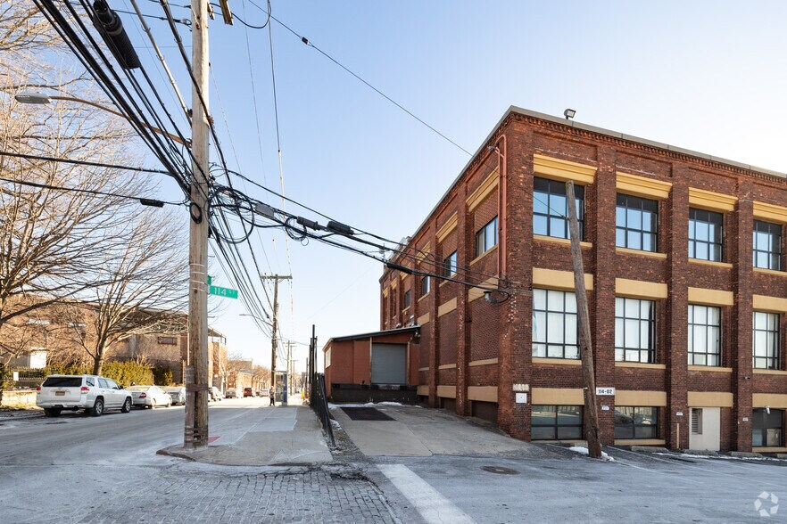 114-02 15th Ave, College Point, NY à louer - Photo de l’immeuble – Image 2 sur 6