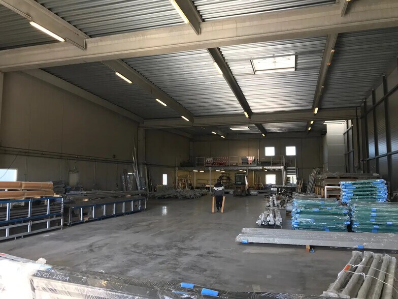 Industriel/Logistique dans Puget-sur-Argens à vendre - Photo de l’immeuble – Image 2 sur 3