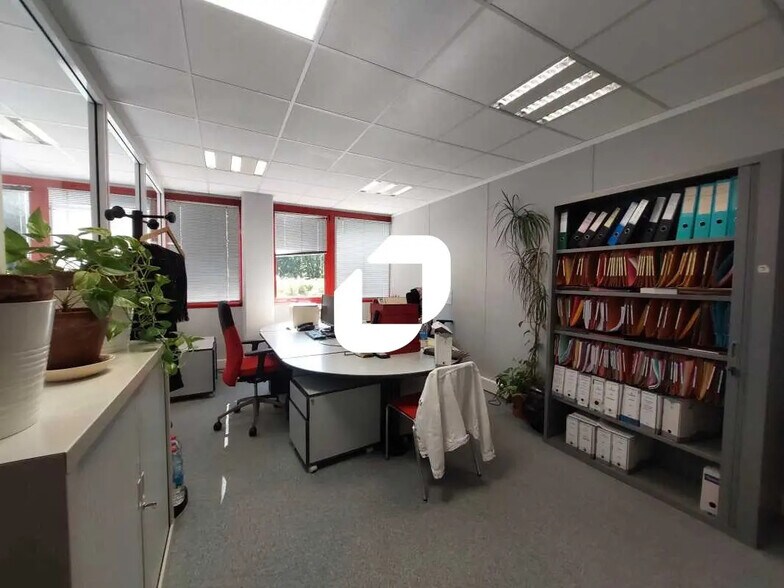 Local d’activités dans Trappes à louer - Photo de l’immeuble – Image 3 sur 10