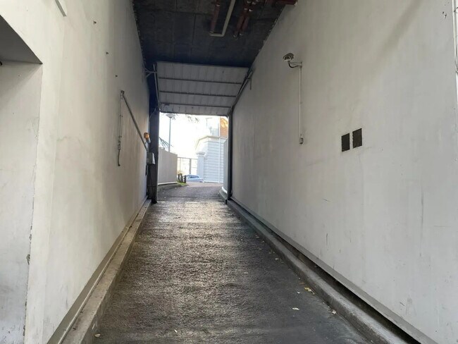 Plus de détails pour Local d’activités à vendre