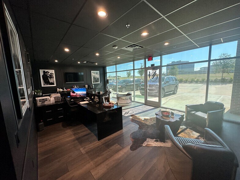 1701 W Royal Ln, Irving, TX à louer - Photo de l’immeuble – Image 3 sur 18