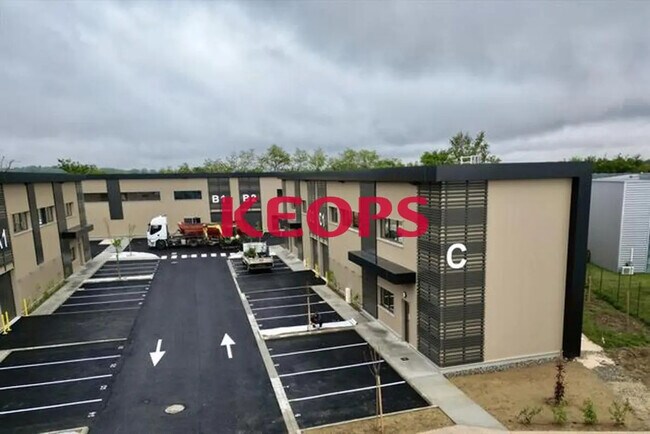 Plus de détails pour Local d'activités à louer