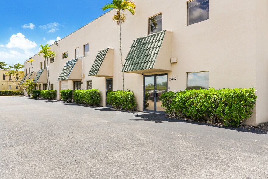 15291-15327 NW 60th Ave, Miami Lakes, FL à louer - Photo de l’immeuble – Image 2 sur 6