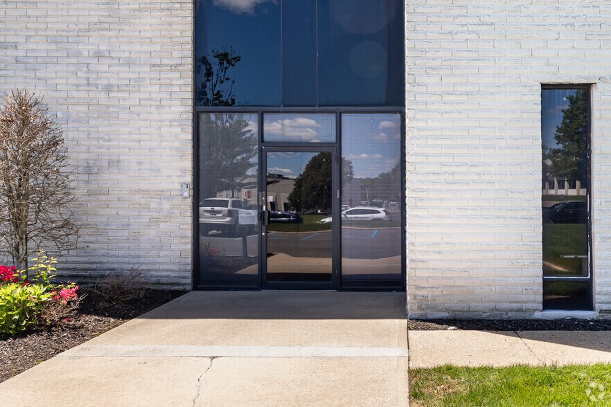 30 Hub Dr, Melville, NY à louer - Photo de l’immeuble – Image 3 sur 4