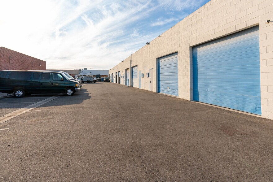 7733 Densmore Ave, Van Nuys, CA à louer - Photo de l’immeuble – Image 3 sur 6