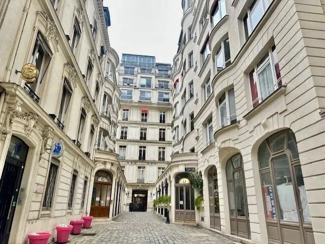 94 Rue Saint-Lazare, Paris à louer - Photo de l’immeuble – Image 1 sur 17