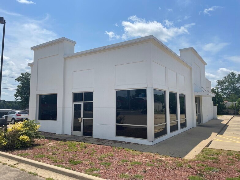 1401 E Main St, Magnolia, AR à louer - Photo de l’immeuble – Image 1 sur 15