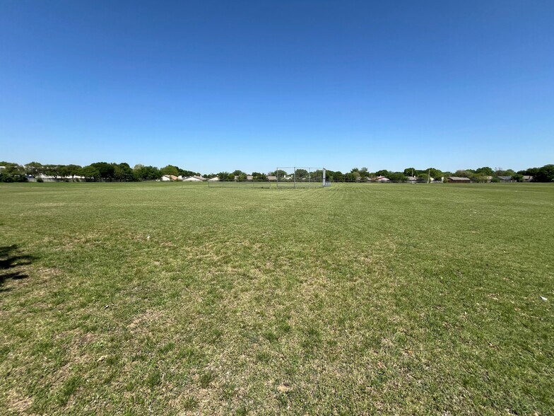 3100 Sycamore School Rd, Fort Worth, TX à vendre - Photo de l’immeuble – Image 2 sur 2