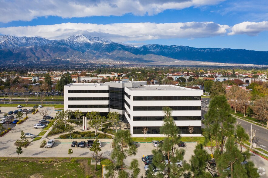 10681 Foothill Blvd, Rancho Cucamonga, CA à louer - Photo de l’immeuble – Image 2 sur 9