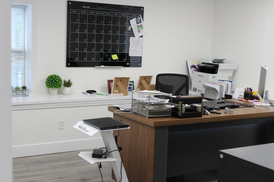 442 Westfield St, West Springfield, MA à vendre - Photo de l’immeuble – Image 3 sur 8