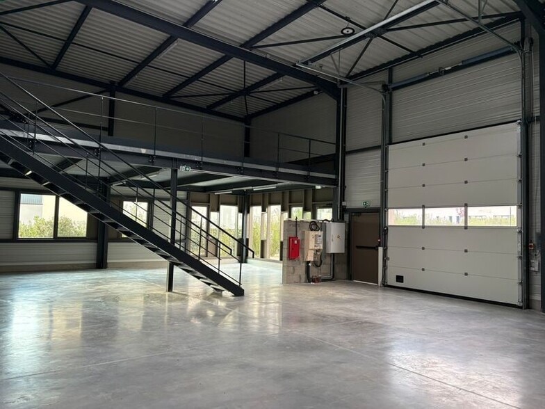 60 Chemin De La Petite Gare, Jons à vendre - Photo de l’immeuble – Image 2 sur 13