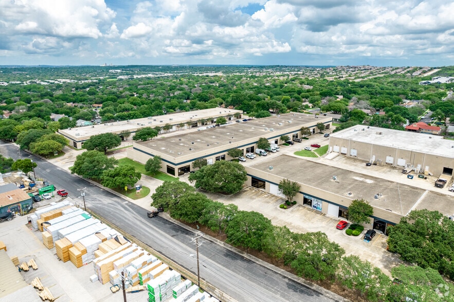 12100 Crownpoint Dr, San Antonio, TX à louer - Aérien – Image 2 sur 7