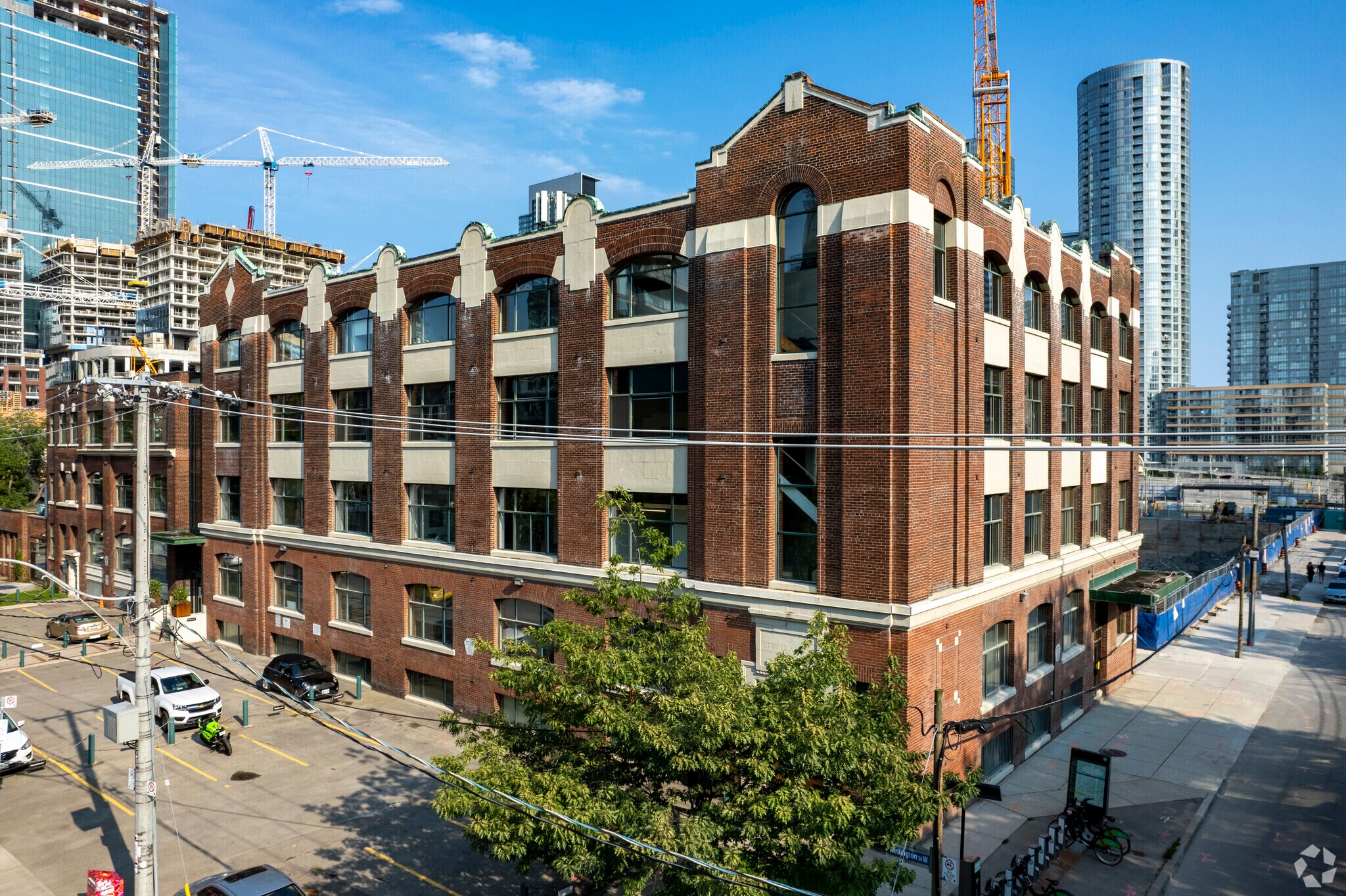 495-517 Wellington St W, Toronto, ON à louer Photo principale– Image 1 sur 7