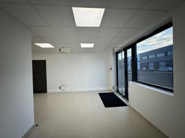 Local d’activités dans Savigny-le-Temple à louer - Photo de l’immeuble – Image 3 sur 7