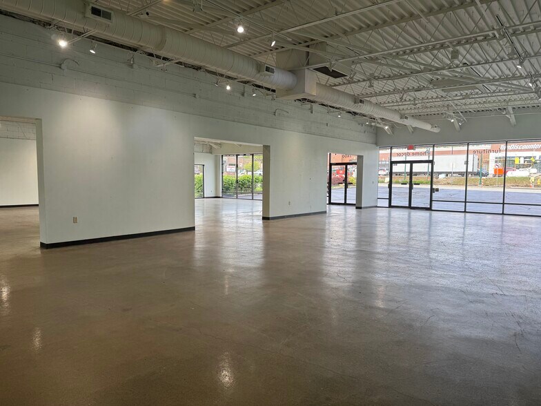 7400 Kenwood Rd, Cincinnati, OH à louer - Photo de l’immeuble – Image 3 sur 7