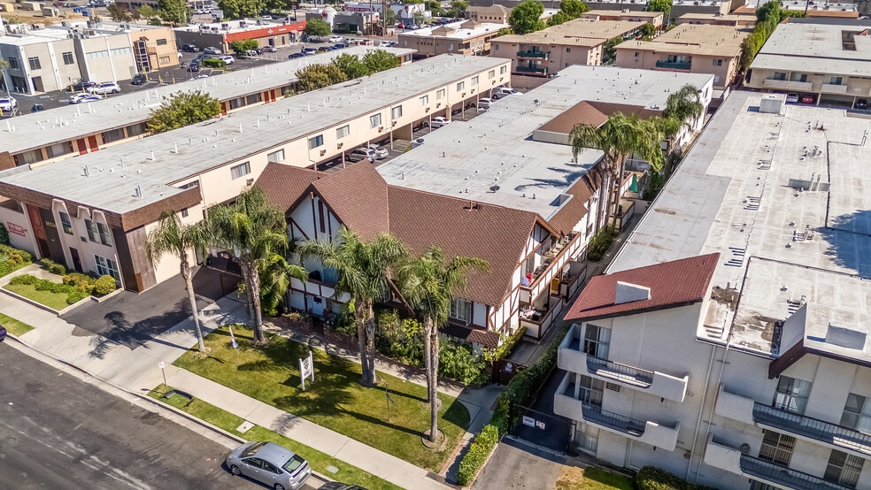 18540 Prairie St, Northridge, CA à vendre - Photo de l’immeuble – Image 3 sur 10