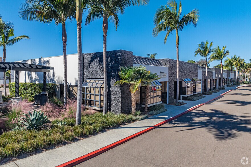 5205 Avenida Encinas, Carlsbad, CA à louer - Photo de l’immeuble – Image 2 sur 18