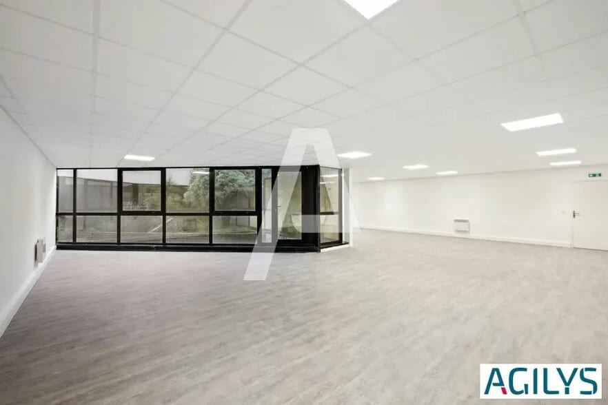 Local d’activités dans Villebon-sur-Yvette à louer - Photo de l’immeuble – Image 3 sur 13