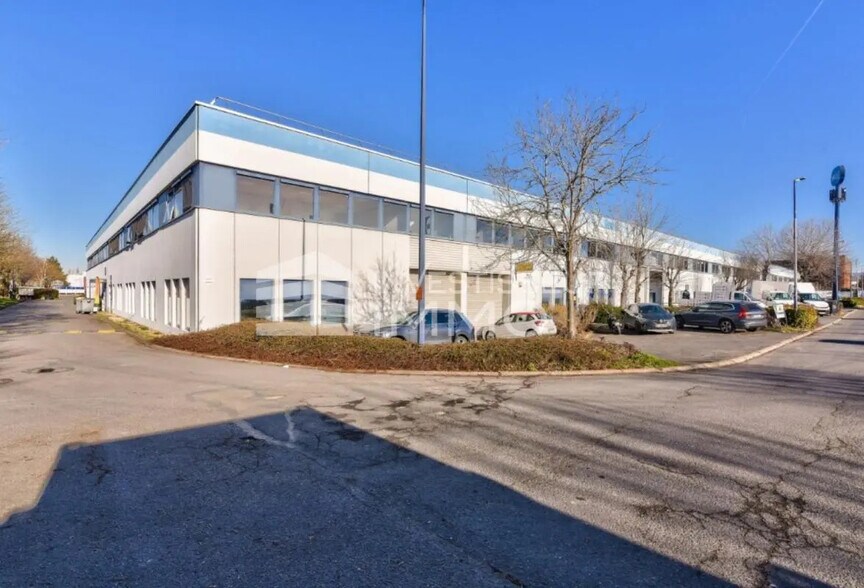 Local d’activités dans Aulnay-sous-Bois à louer - Photo de l’immeuble – Image 3 sur 6