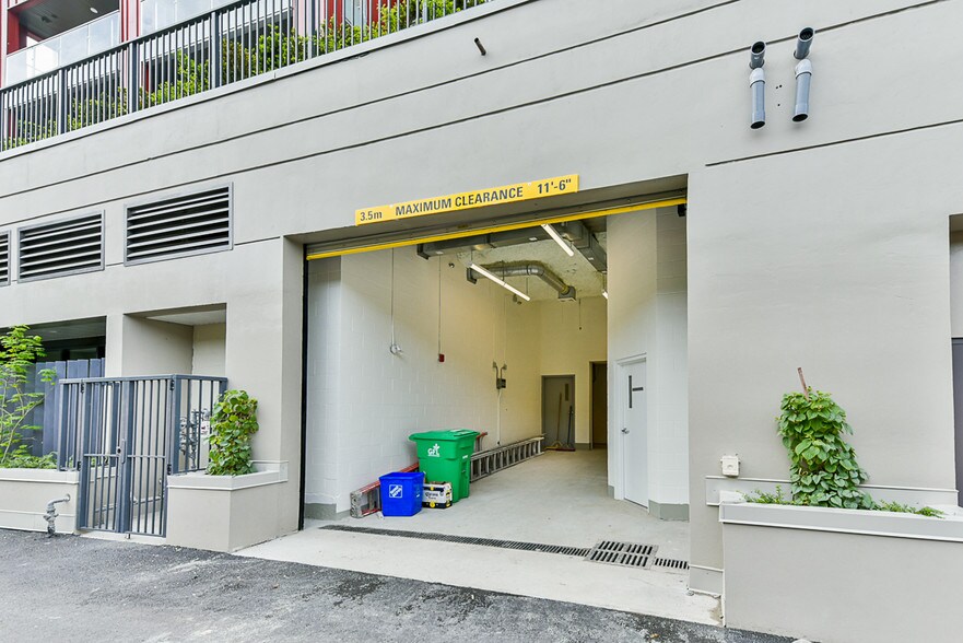 375-383 East Broadway St, Vancouver, BC à vendre - Photo de l’immeuble – Image 3 sur 12