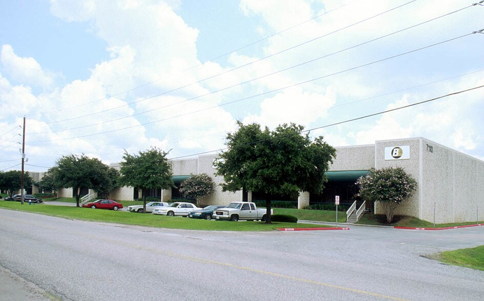 7110 Brittmoore Rd, Houston, TX à louer - Photo de l’immeuble – Image 3 sur 6