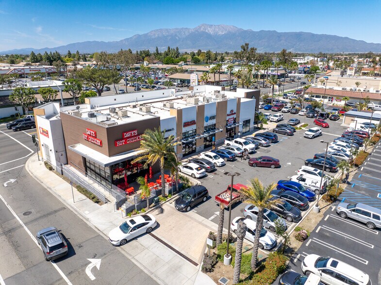 9885 Sierra Ave, Fontana, CA à vendre - Photo de l’immeuble – Image 3 sur 6