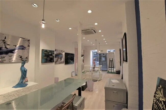 Plus de détails pour Local commercial à louer