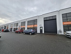 5134-5148 Still Creek Ave, Burnaby, BC à louer Photo de l’immeuble– Image 1 sur 7