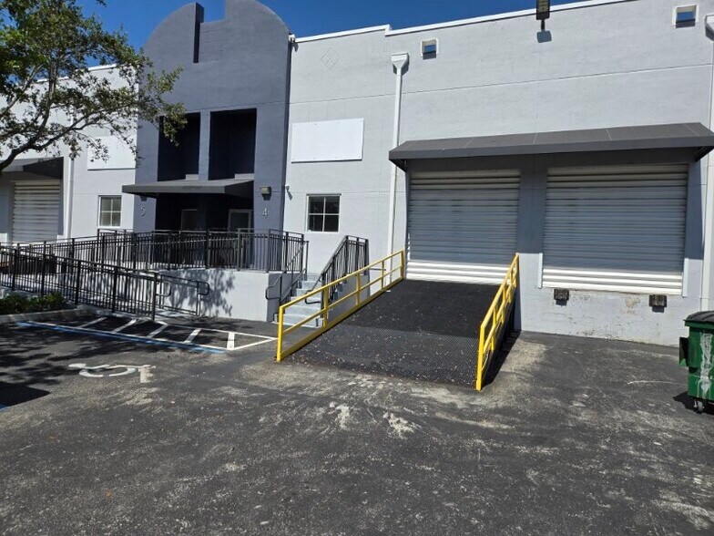 2540 W 84th St, Hialeah, FL à louer - Photo de l’immeuble – Image 3 sur 5